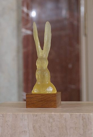 Der "Victory Hase" von Leiko Ikemura.