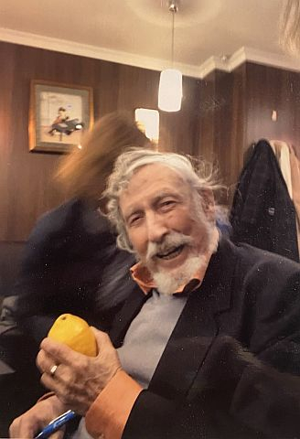 George Troller mit Zitrone.