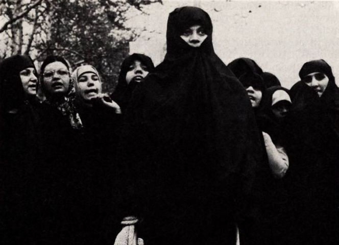 "Im Koran steht nichts gegen die Frauen" - die Mehrheit beugt sich dem Schleierzwang und vertraut den neuen Herren.