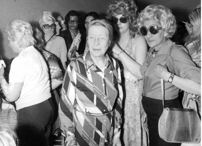 Simone de Beauvoir mit Prostituierten.