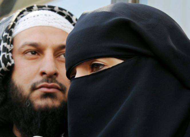 Lies Hebbadj und seine vollverschleierte Ehefrau Anne Hebbadj.