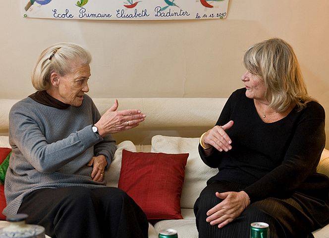 Elisabeth Badinter und Alice Schwarzer im Gespräch in Paris. © Michael von Aulock