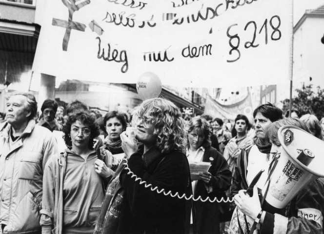 Alice Schwarzer in den 80ern auf einer Kundgebung gegen den §218.