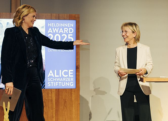 Julia Klöckner gibt das Wort an Preisträgerin Sabine Constabel von Sisters e.V..