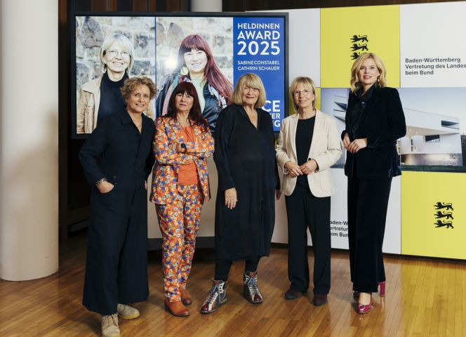 HeldinnenAward 2025: Bettina Flitner, Cathrin Schauer-Kelpin, Alice Schwarzer, Sabine Constabel und Julia Klöckner.