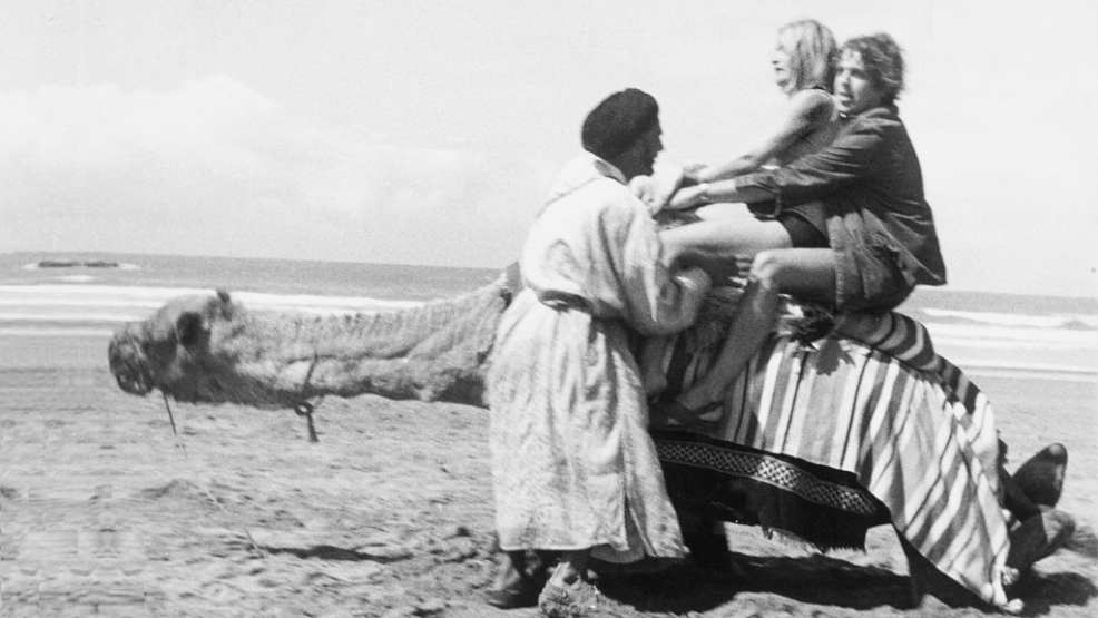  Alice Schwarzer und Robert Gernhardt beim obligatorische Kamel-Foto am Strand.