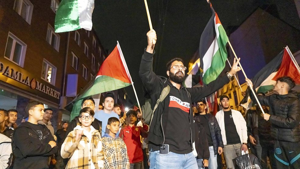 Pro-palästinensische Aktivisten ziehen durch Duisburg-Hochfeld und bejubeln den Angriff der Hamas gegen Israel. - Jochen Tack/IMAGO