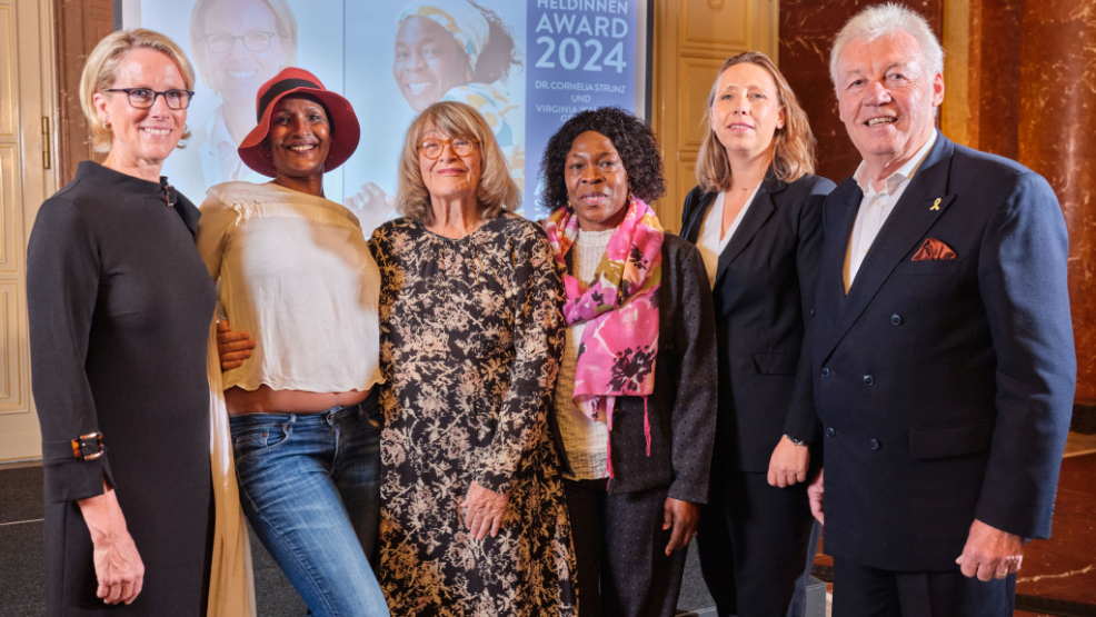  (V. li) Dr. Cornelia Strunz, Waris Dirie, Alice Schwarzer, Virginia Wangare Greiner, Esther Uleer und Prof. Jürgen Wilhelm.