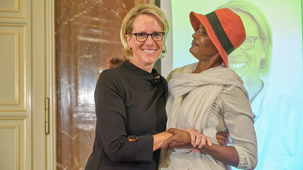 Waris Dirie gratuliert Cornelia Strunz, Preisträgerin des HeldinnenAwards 2024, 