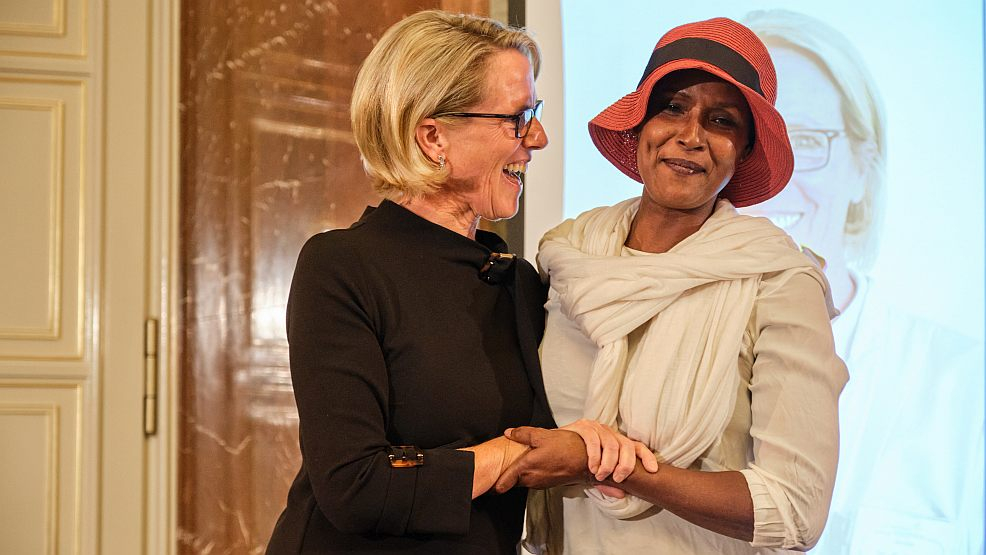 Dr. Cornelia Strunz mit Ex-Model Waris Dirie - gemeinsam für das Desert Flower Center Hospital. - Foto: Bettina Flitner